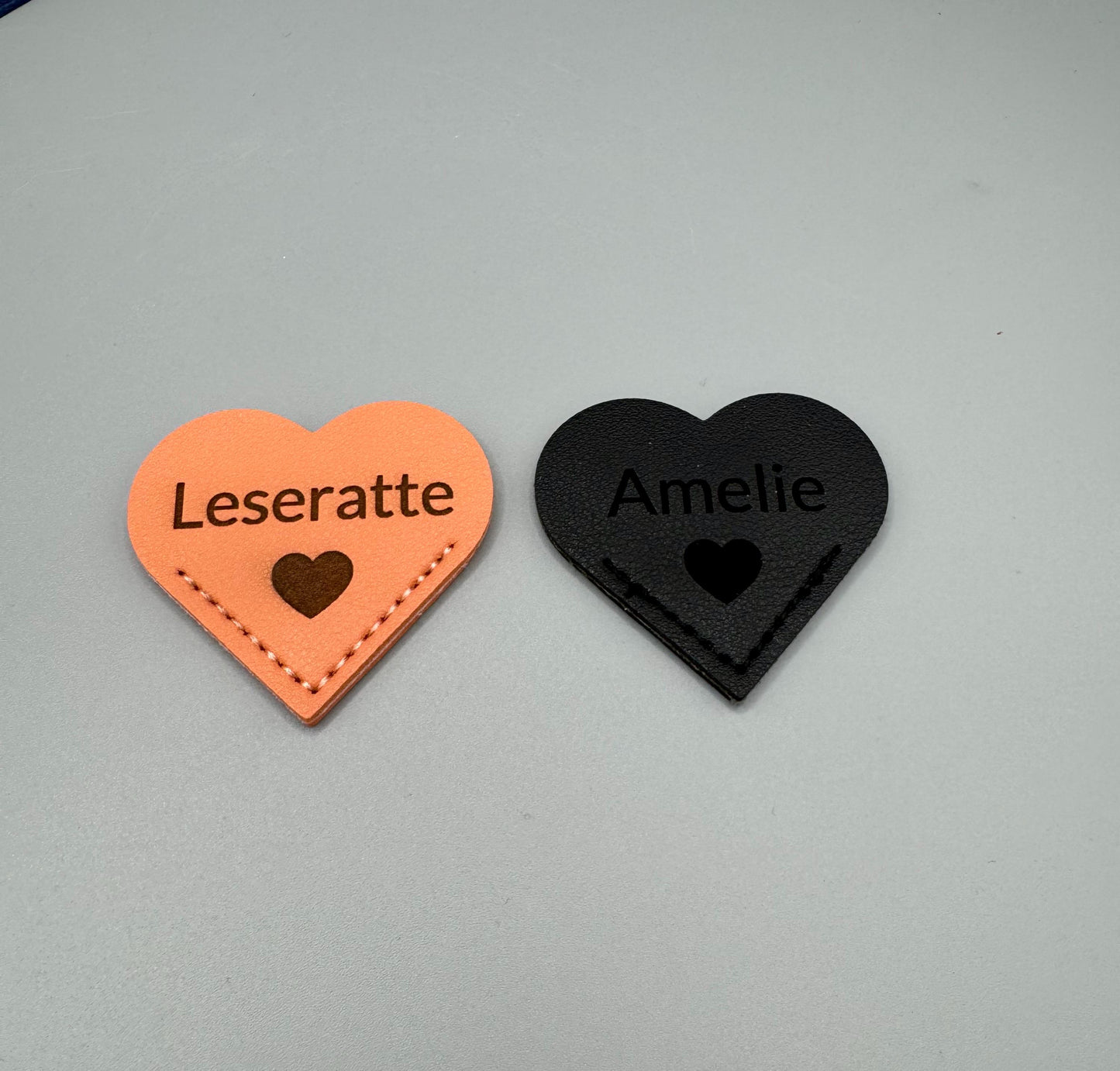 Personalisiertes Lesezeichen aus Kunstleder  in Herzform